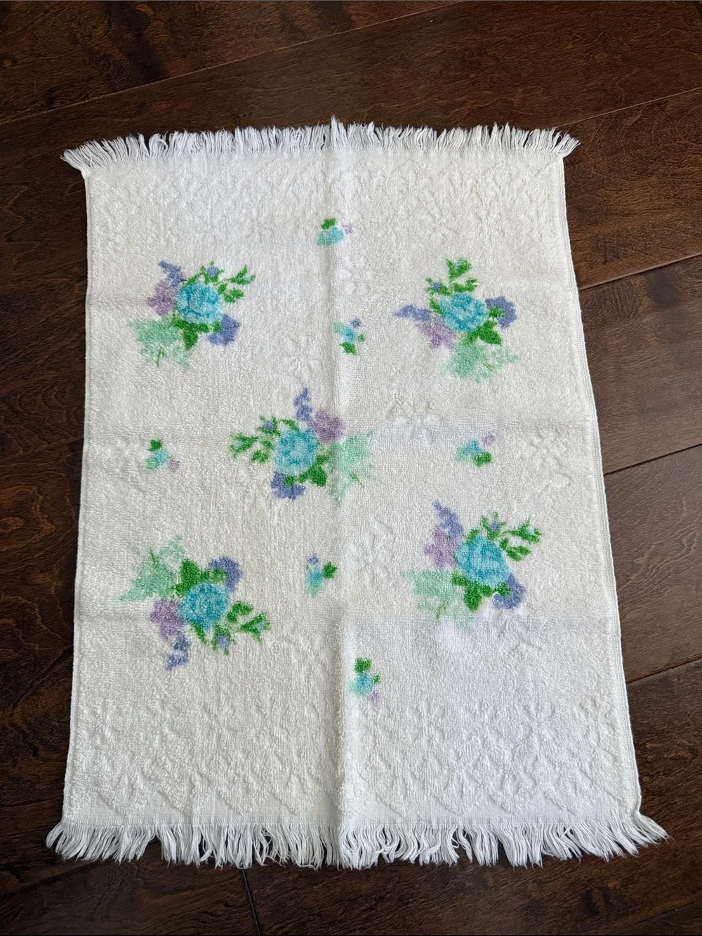 Vintage Fieldcrest White Floral Fringe Boho Hippie Garden Cottage Hand Towel